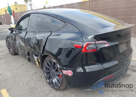 2024 Tesla Model Y Performance Dual Motor All-Wheel Drive z USA, uszkodzony, nr VIN 7SAYGDEF9RF046589